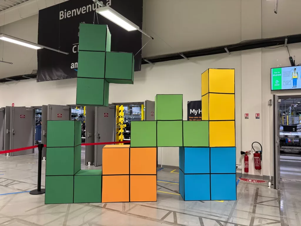 Blocs géants façon jeu de briques dans un hall