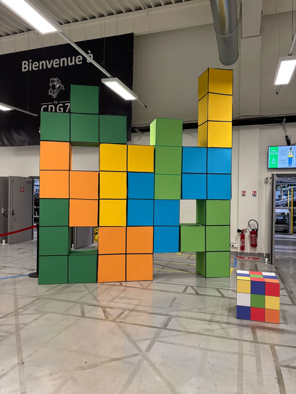 Mur de blocs colorés à l'entrée