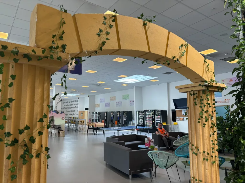 Arche à colonnes dans un espace de pause