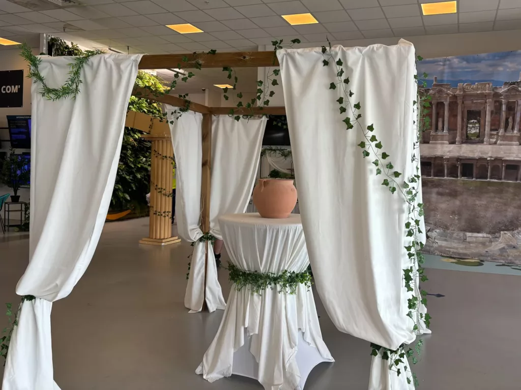 Pergola aux drapés blancs et lierre
