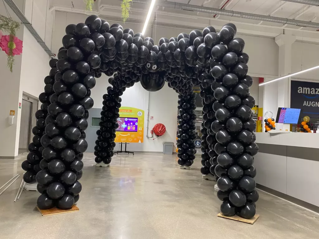 Arche de ballons noirs