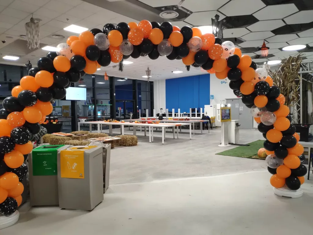 Arche de ballons orange et noirs