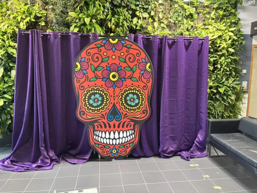 Fond photo calavera géante et rideaux
