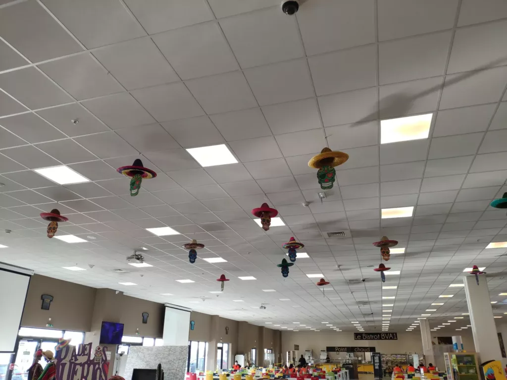 Suspensions chapeaux mexicains et calaveras au plafond