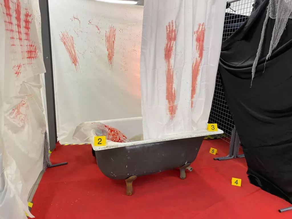 Baignoire et marqueurs de scène de crime
