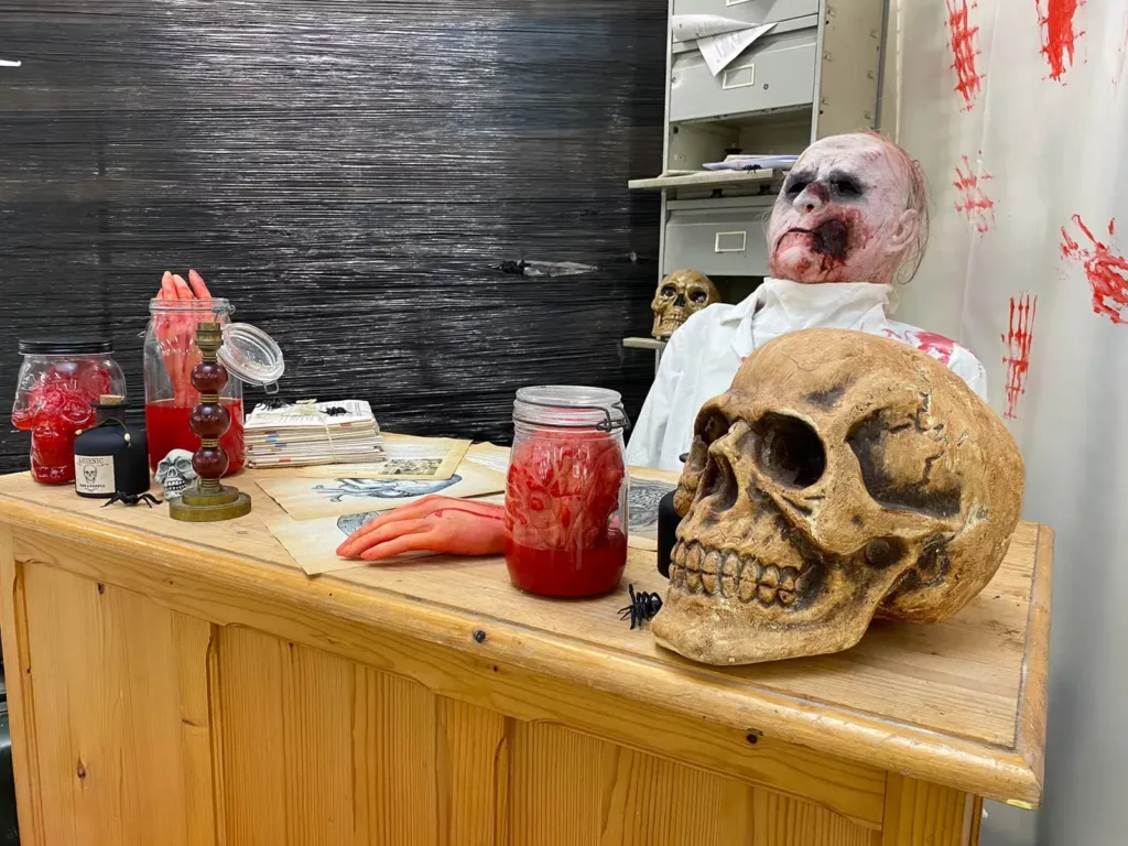 Bureau du docteur fou, crâne et bocaux