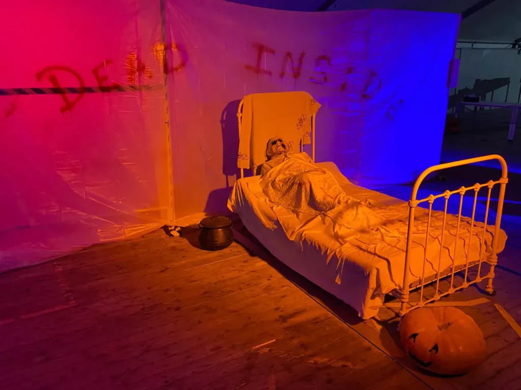 Chambre d'hôpital hantée éclairée en rouge