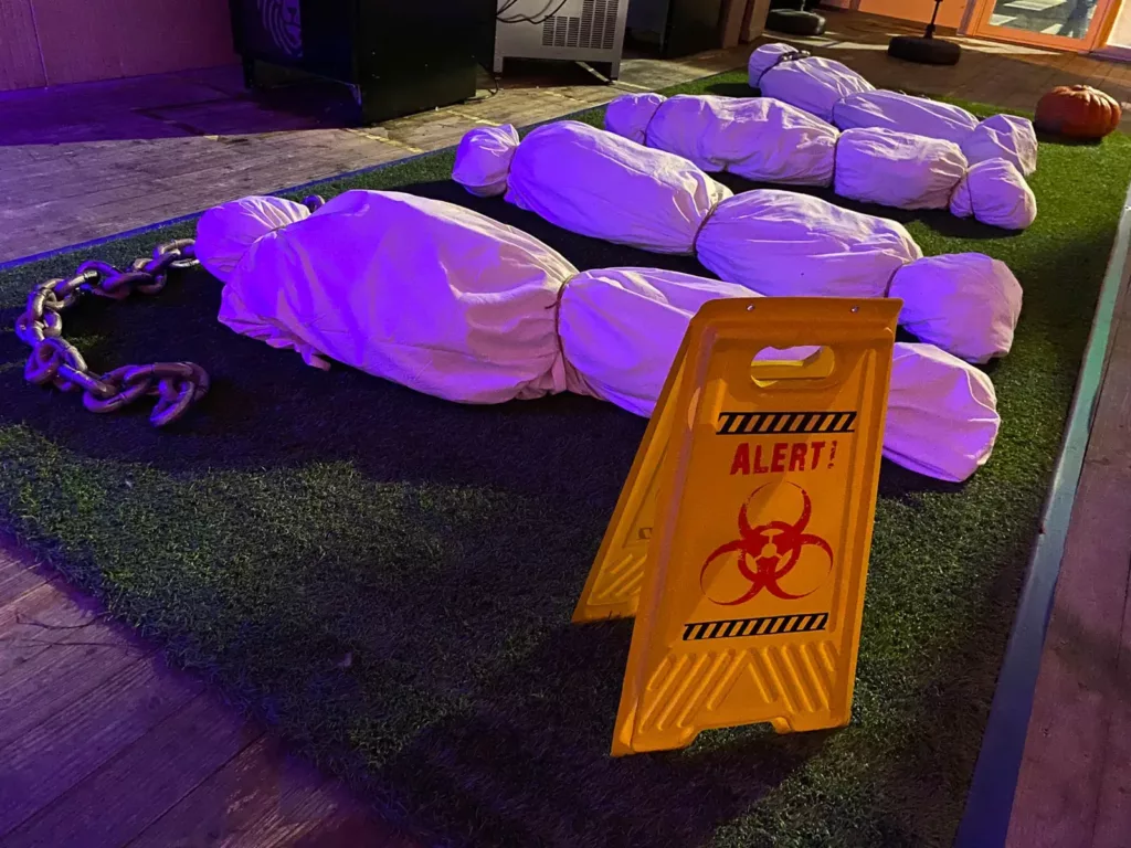 Corps emballés et panneau d'alerte