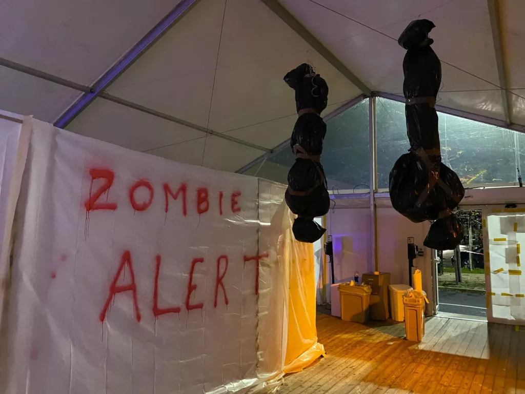 Bâches Zombie Alert sous chapiteau