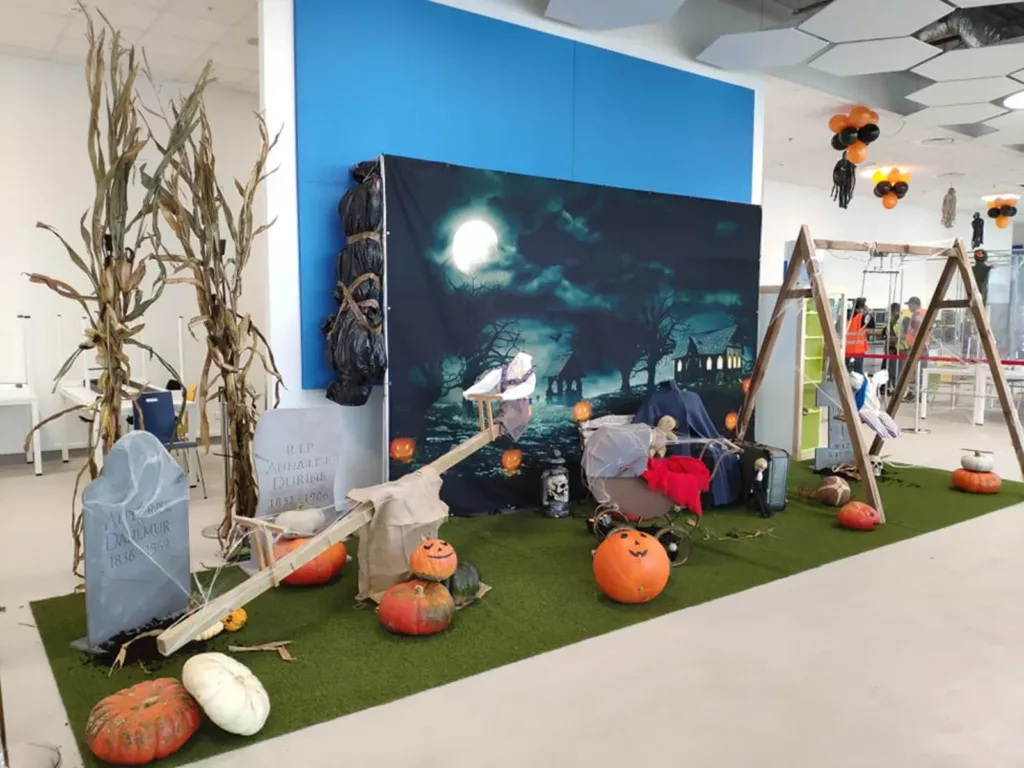 Jardin d'enfants fantômes : balançoires, tombes et citrouilles