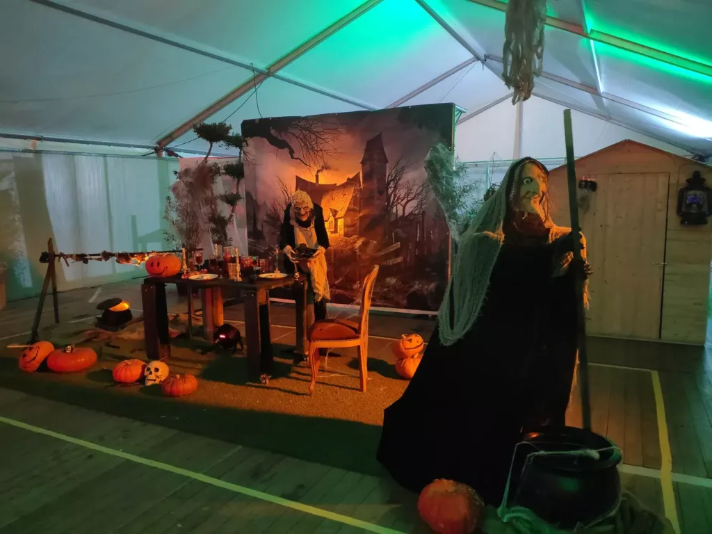 Décor du manoir hanté sous chapiteau