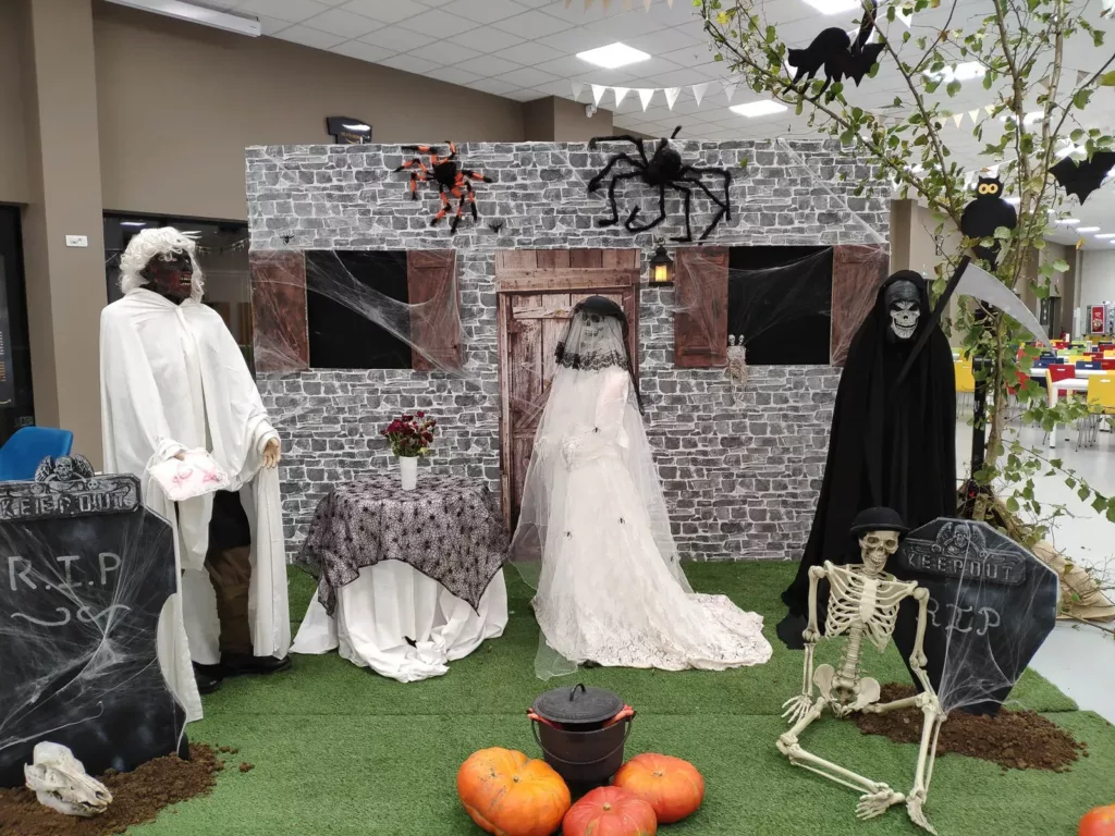 Mariés fantômes et squelette dans un cimetière