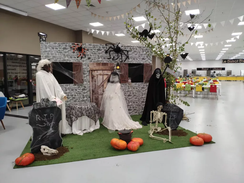 Scène de cimetière et mariés fantômes
