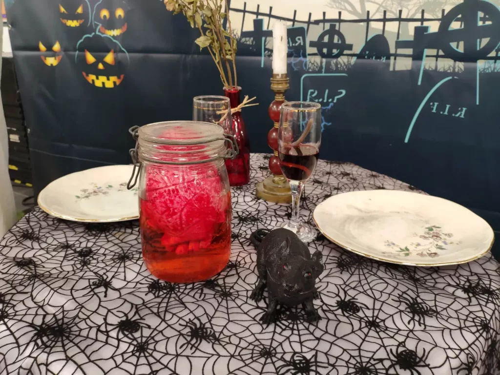 Table aux toiles d'araignée et bocaux