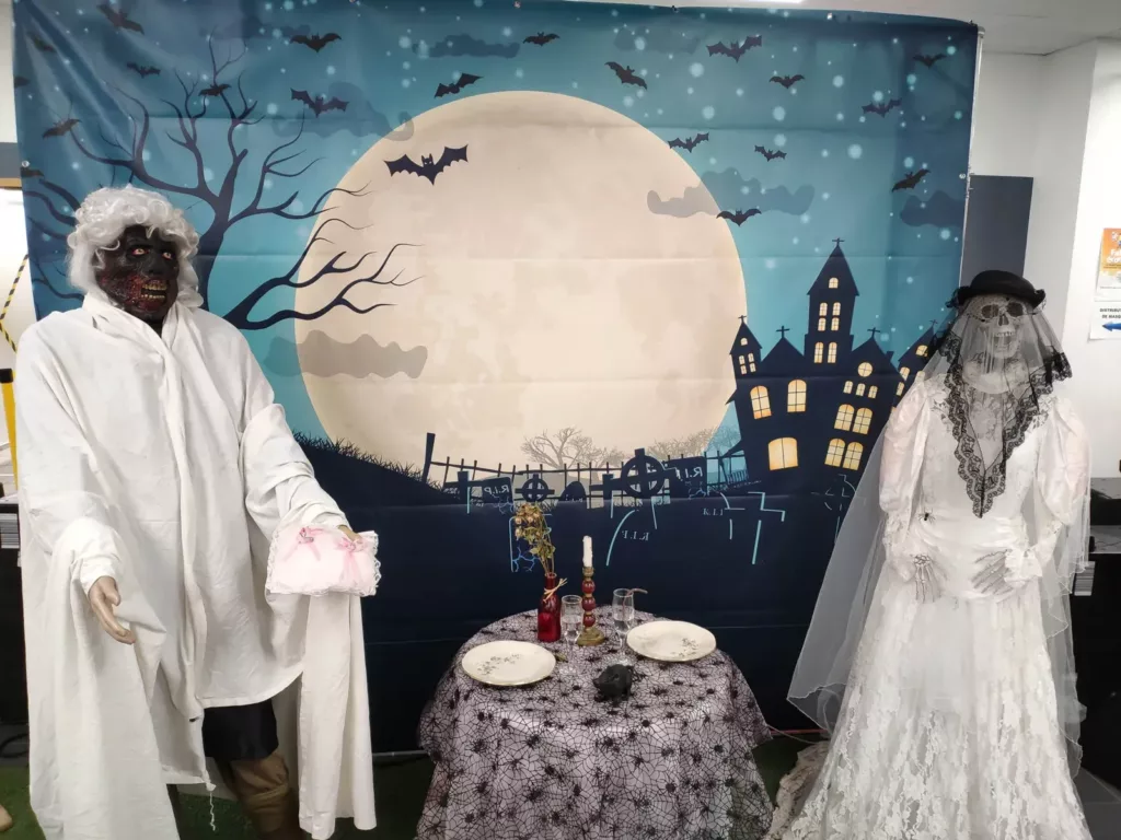 Mariés fantômes devant une toile pleine lune