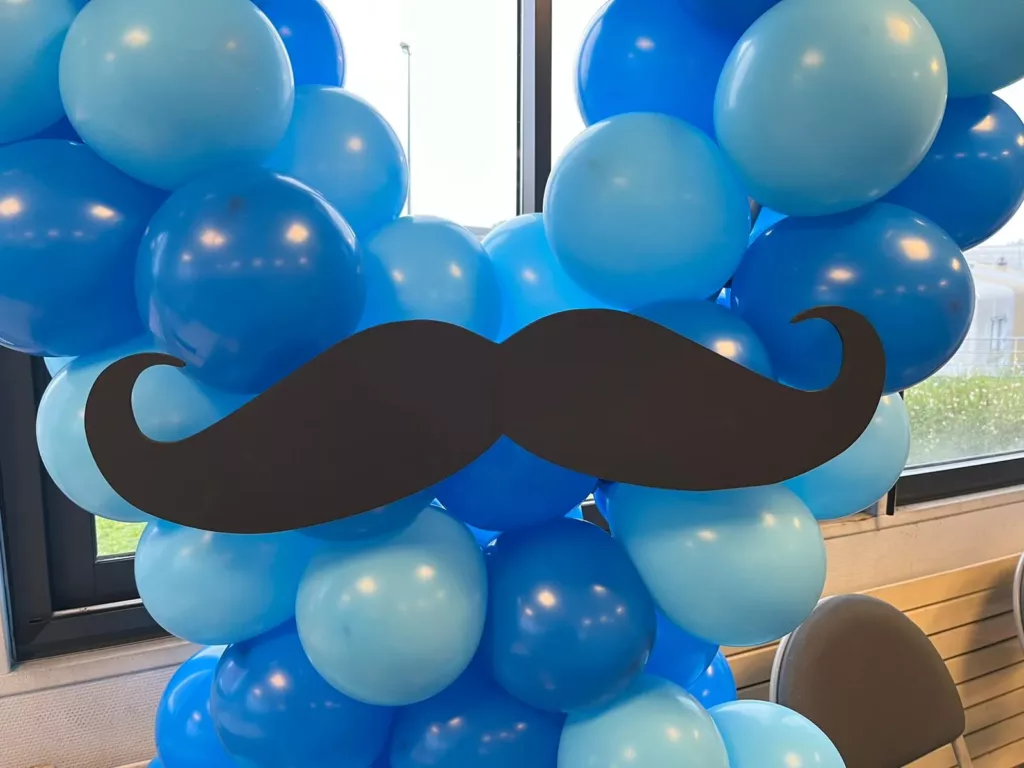Moustache noire sur ballons bleus