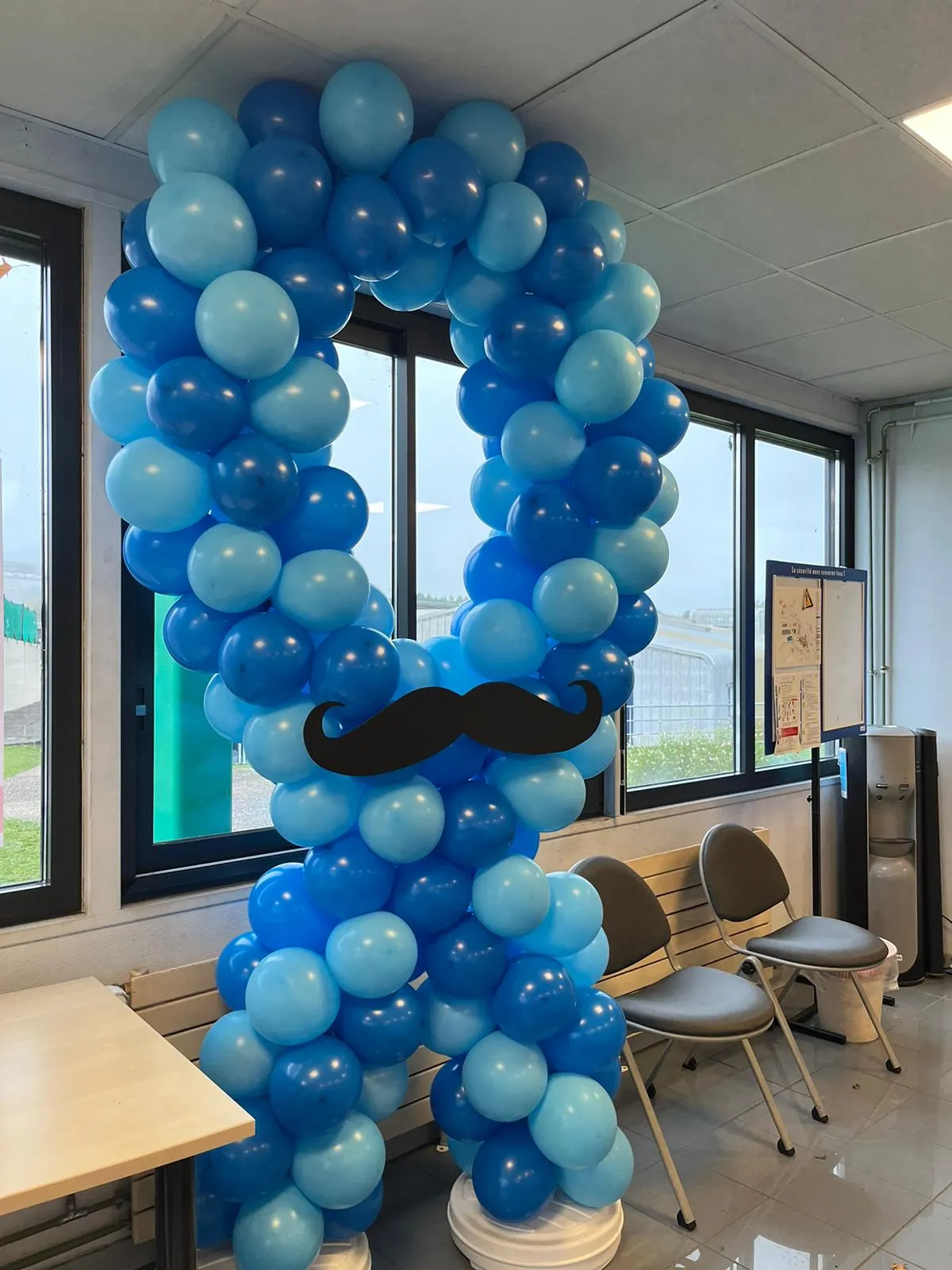 Ruban bleu en ballons avec moustache pour Movember