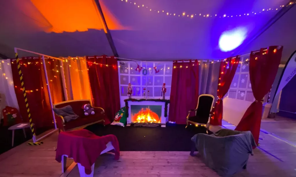 Salon coin du feu sous chapiteau