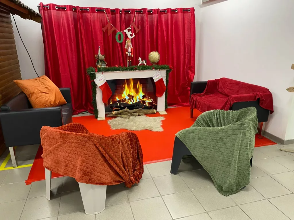 Cheminée, rideaux rouges et fauteuils