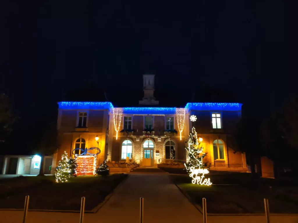Façade de mairie illuminée