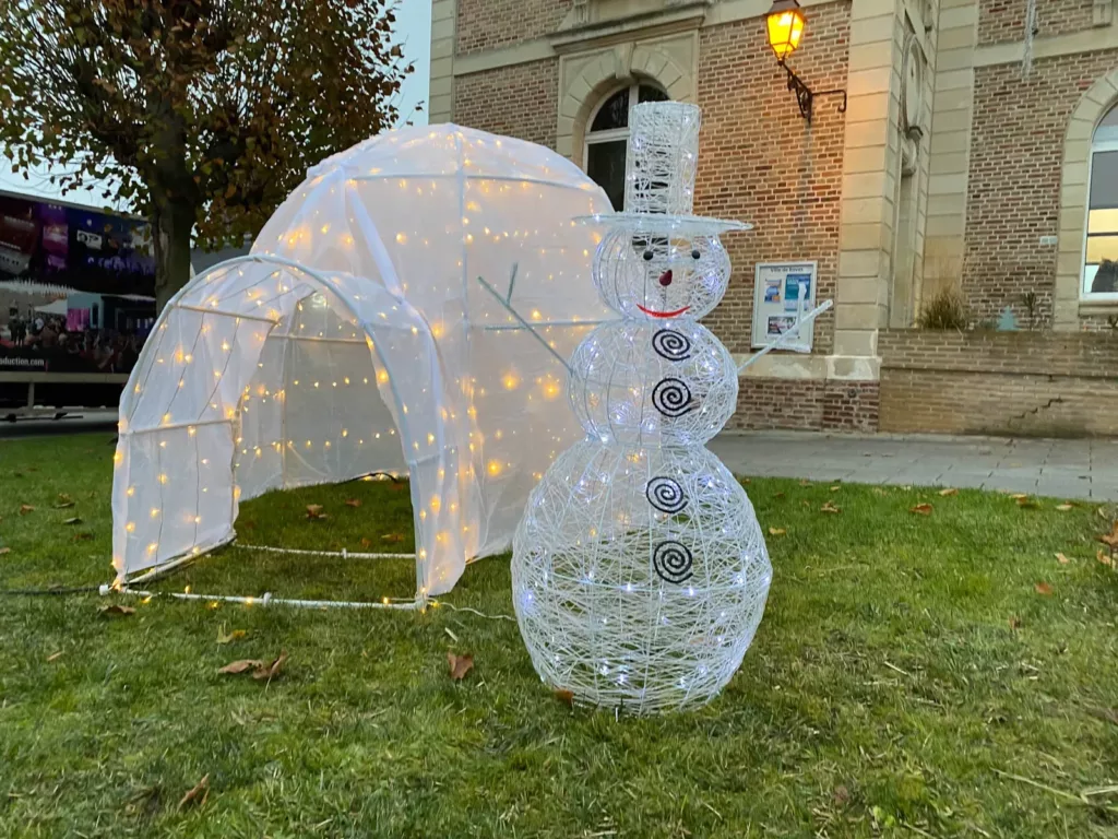 Igloo et bonhomme de neige lumineux