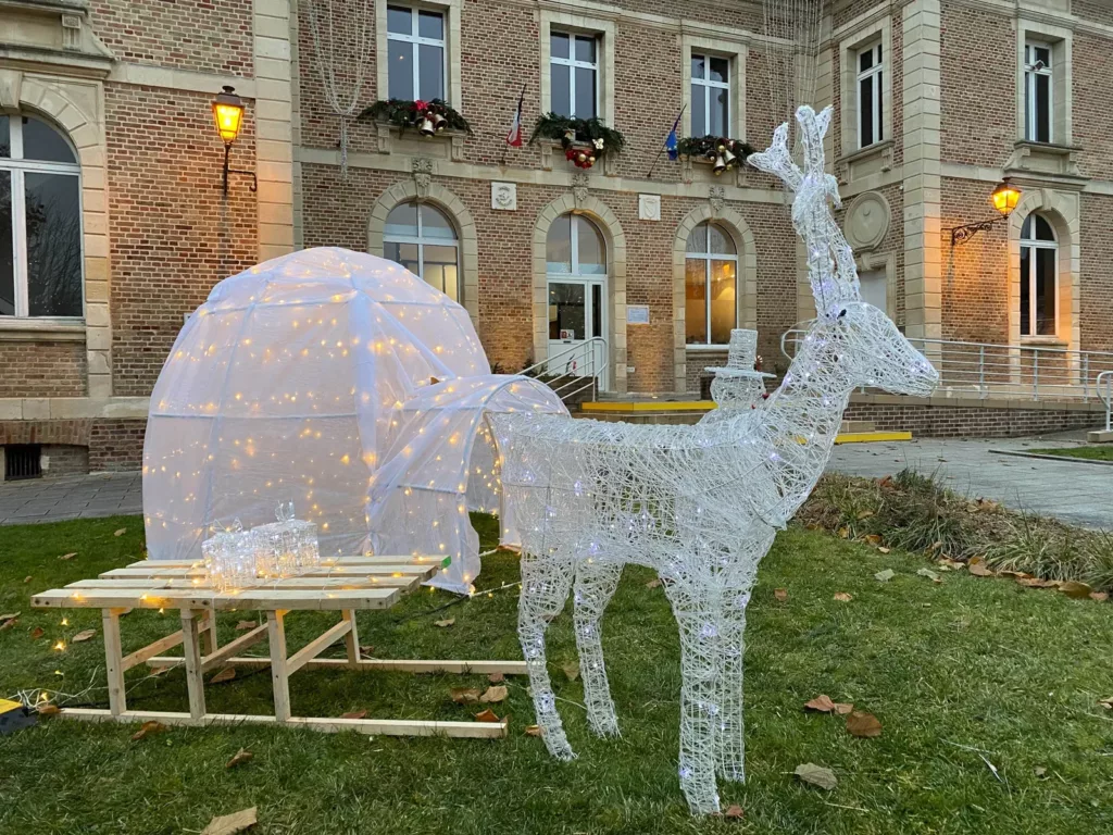 Igloo illuminé, traîneau et renne lumineux