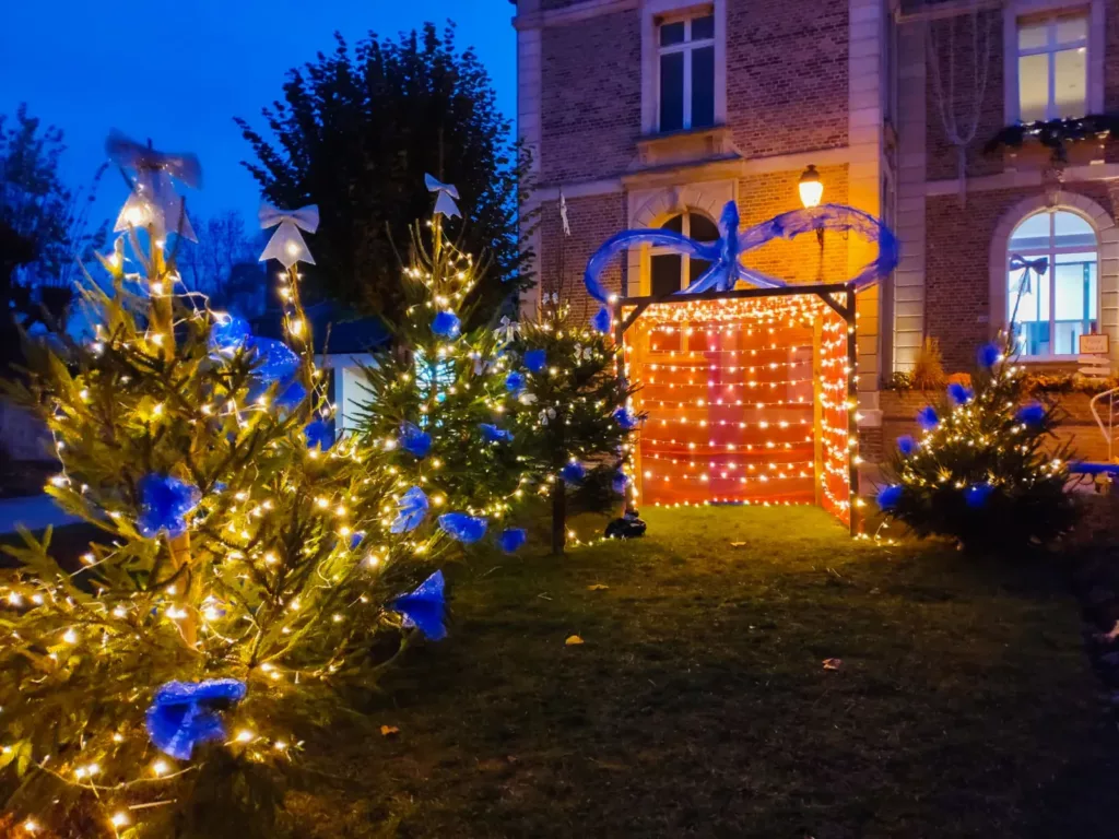 Paquet cadeau lumineux et sapins illuminés