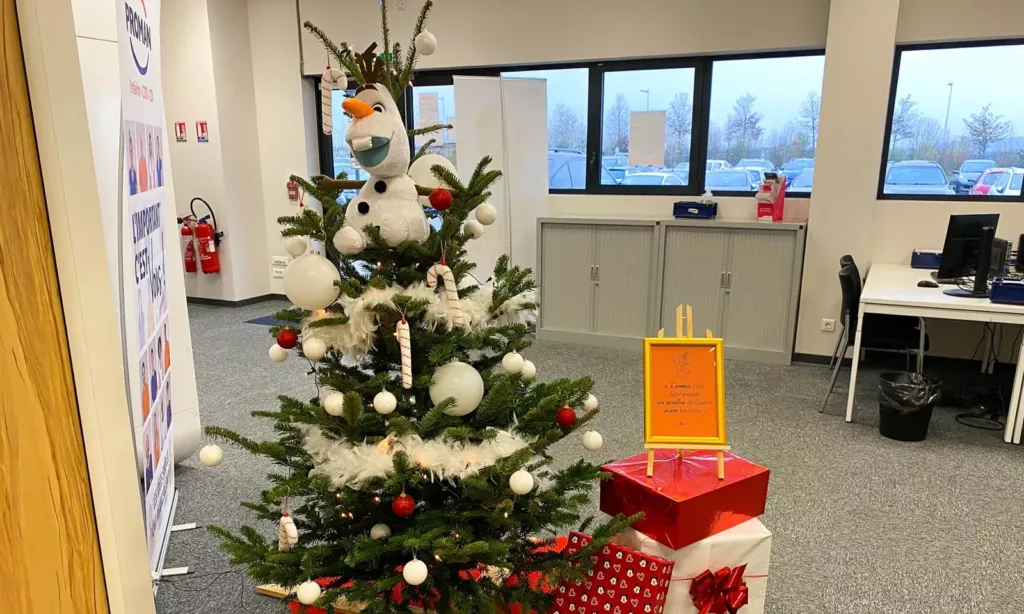 Sapin blanc et paquets cadeaux