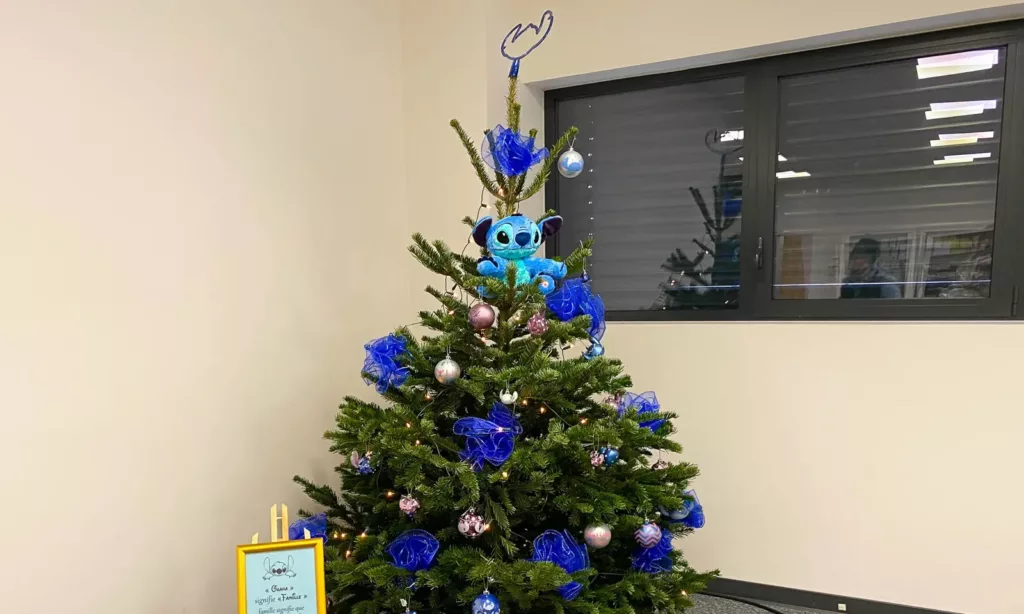 Sapin décoré en bleu et cadeaux
