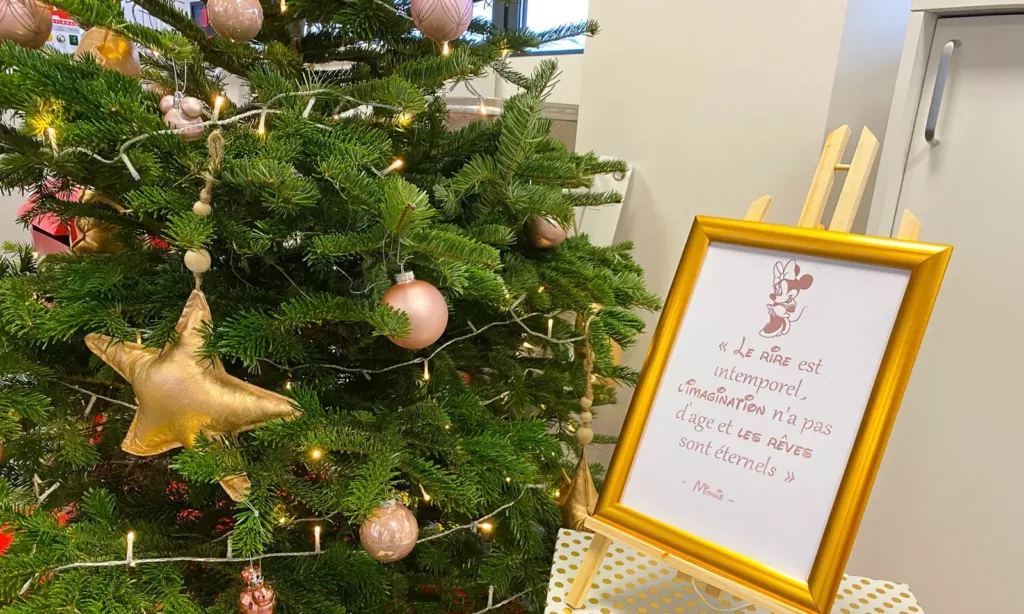 Sapin aux boules dorées et chevalet