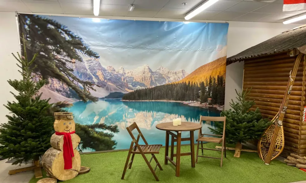 Bonhomme de neige en bois, table et sapins