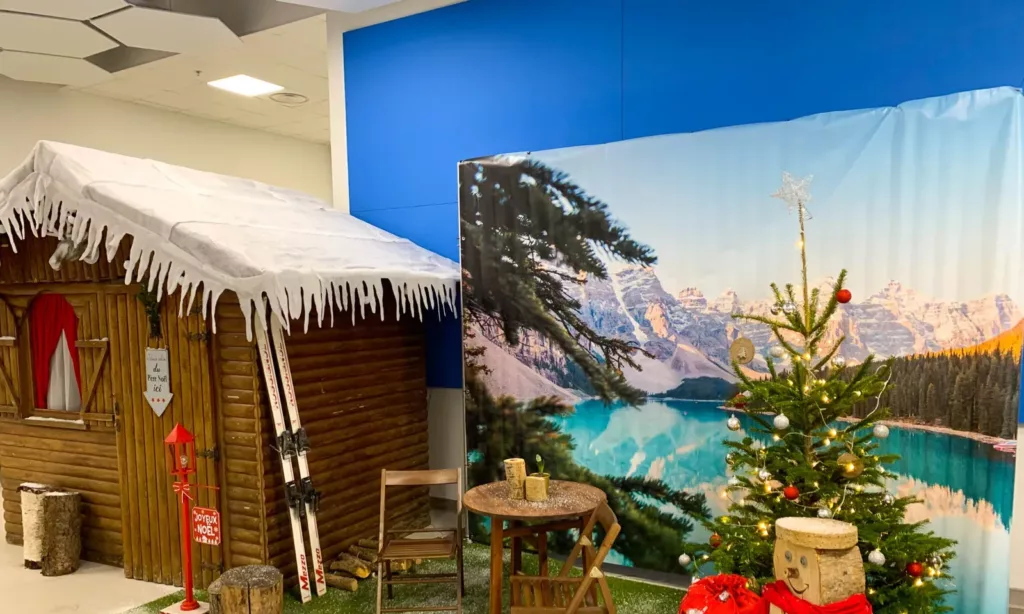 Chalet, toile lac et montagnes et sapin