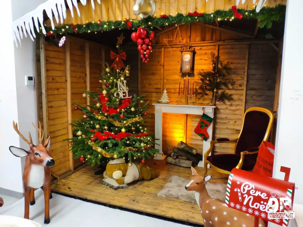 Chalet de Noël, cheminée et sapin décoré
