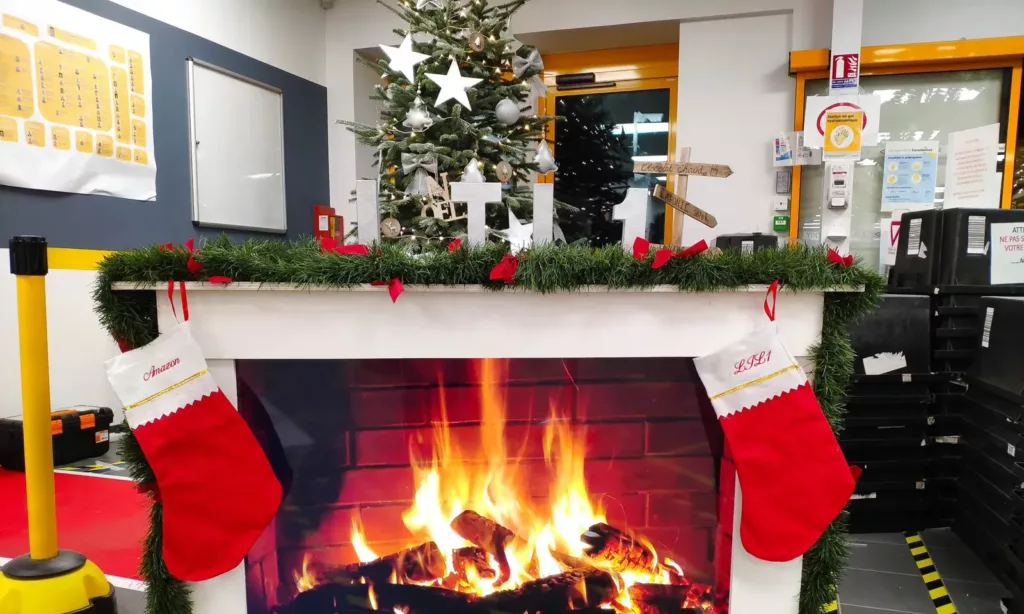 Cheminée et chaussettes de Noël