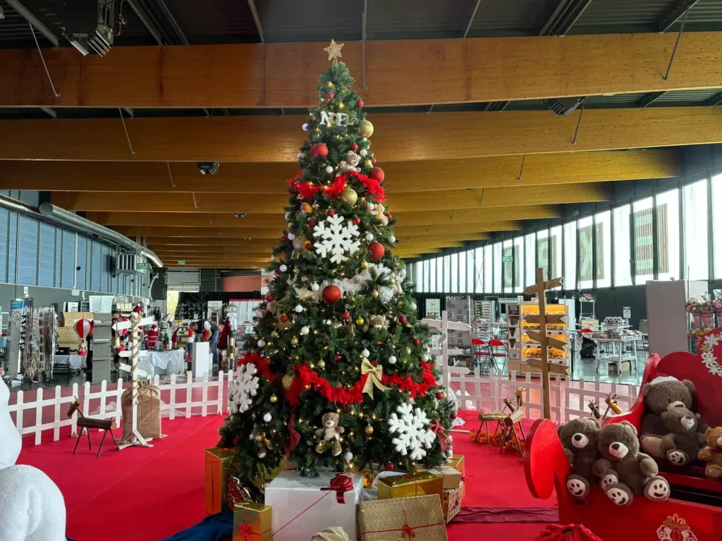 Grand sapin décoré rouge et blanc