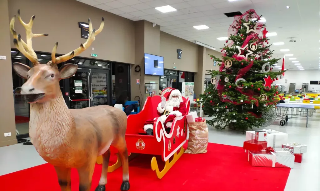 Traîneau du Père Noël et renne sur tapis rouge