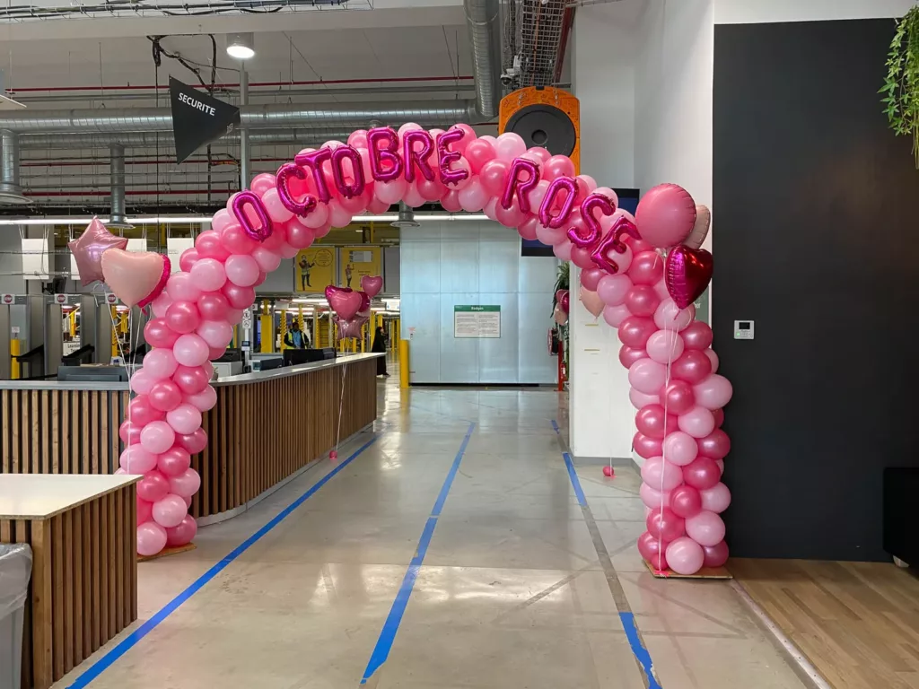 Arche de ballons roses au-dessus d'un comptoir