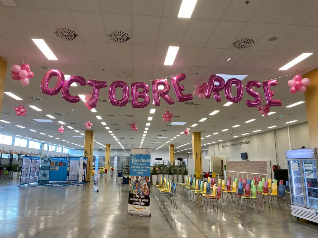 Lettres Octobre Rose suspendues dans un réfectoire