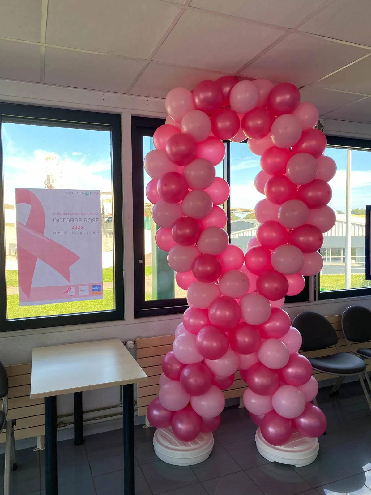 Ruban rose en ballons dans une salle de pause