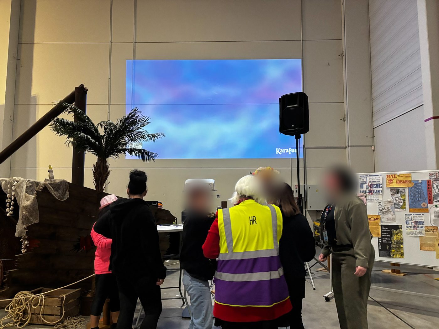 Karaoké et décor de corsaires du carnaval de Dunkerque