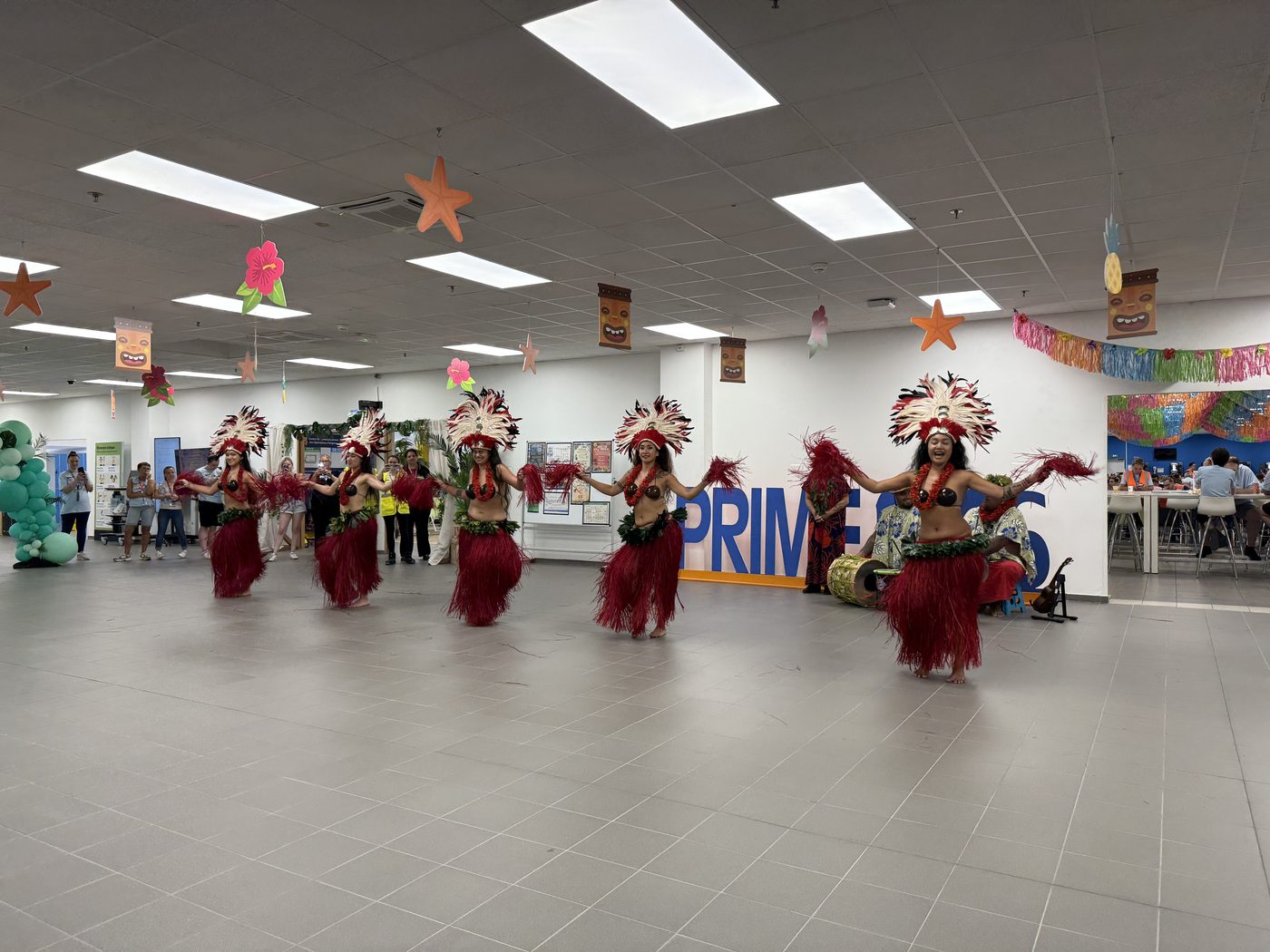 Danseuses tahitiennes en costume traditionnel