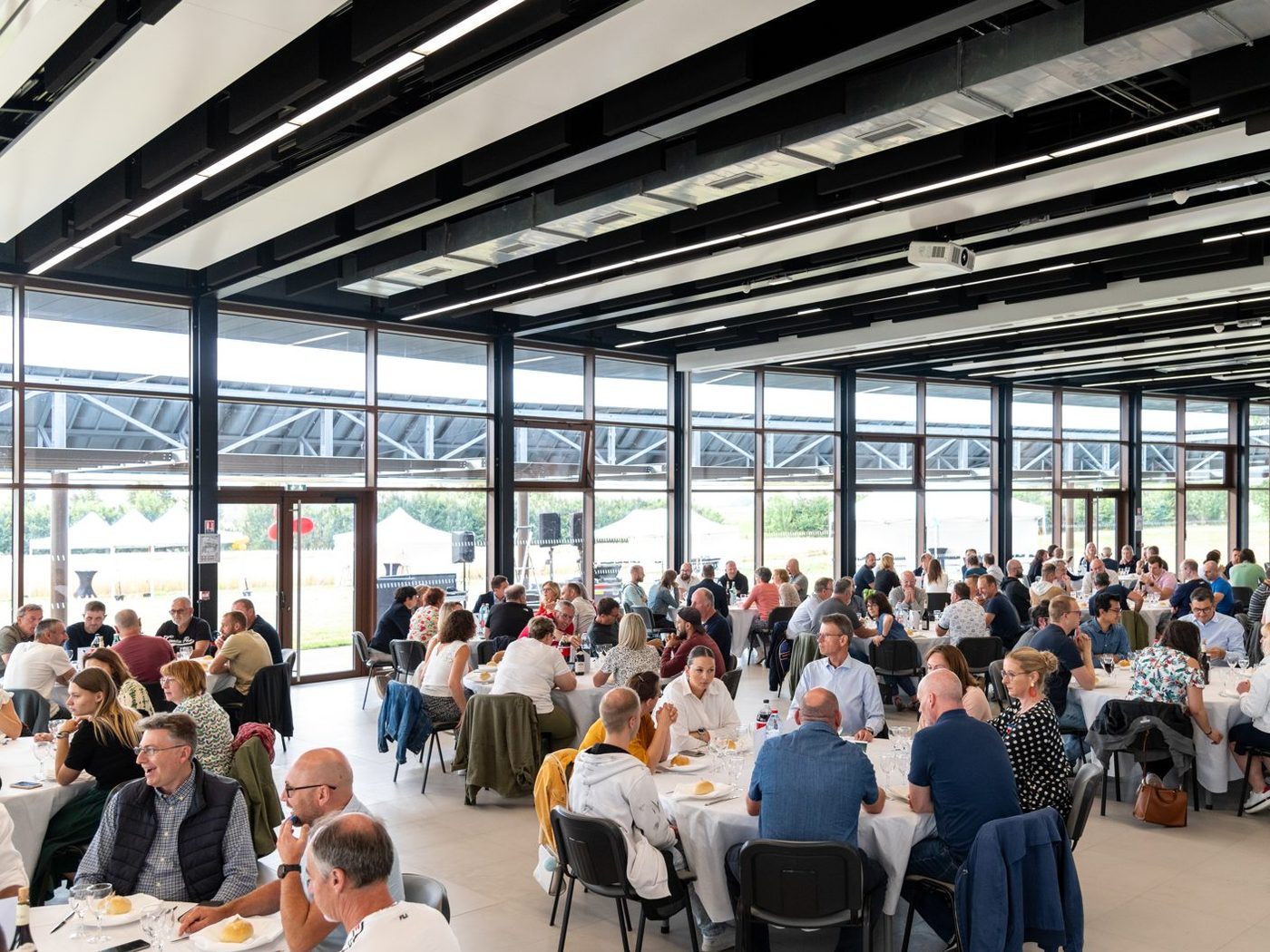Repas assis de plusieurs centaines de convives