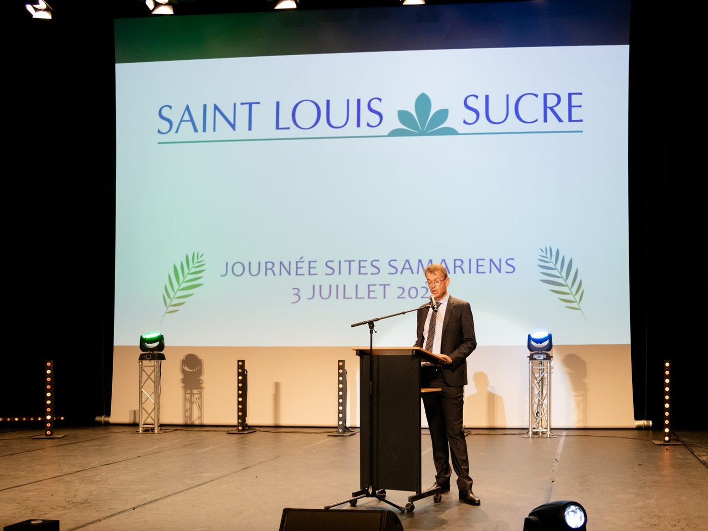 Plénière sur scène avec écran