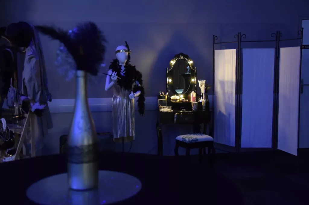 Coiffeuse lumineuse et accessoires à plumes
