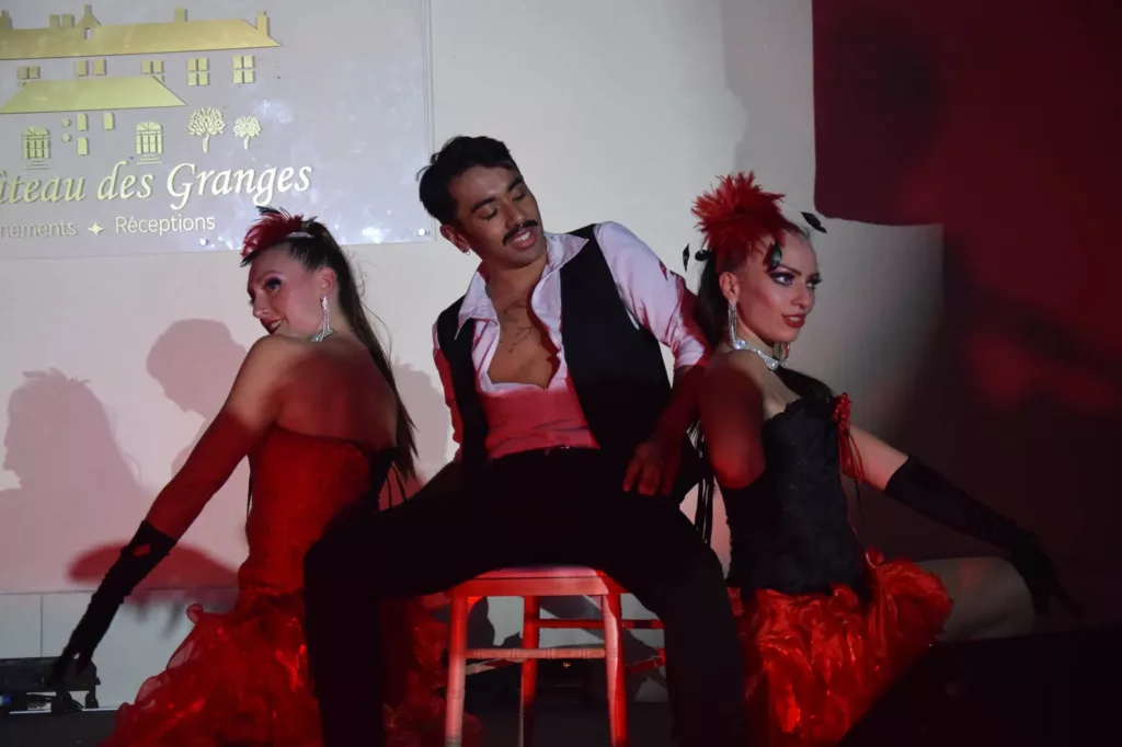 Danseurs cabaret en costumes rouges et noirs