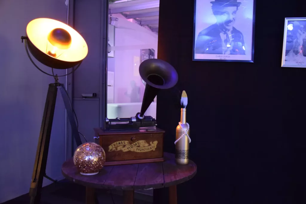 Gramophone et projecteur d'époque dans un décor années folles