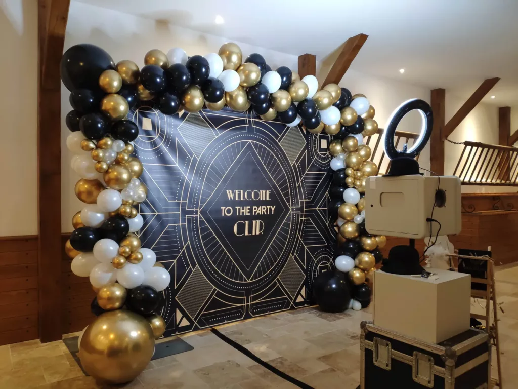 Photocall années folles avec arche de ballons noir, or et blanc