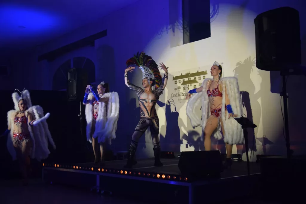 Troupe cabaret sur scène lors d'une soirée années folles