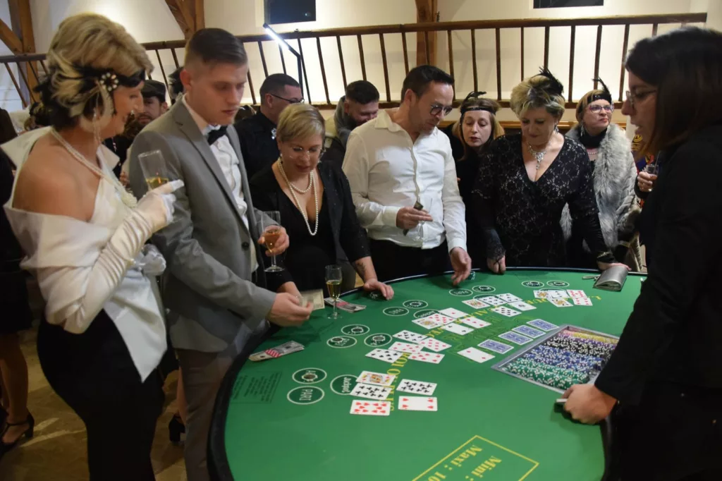 Invités en tenue années folles autour d’une table de black jack