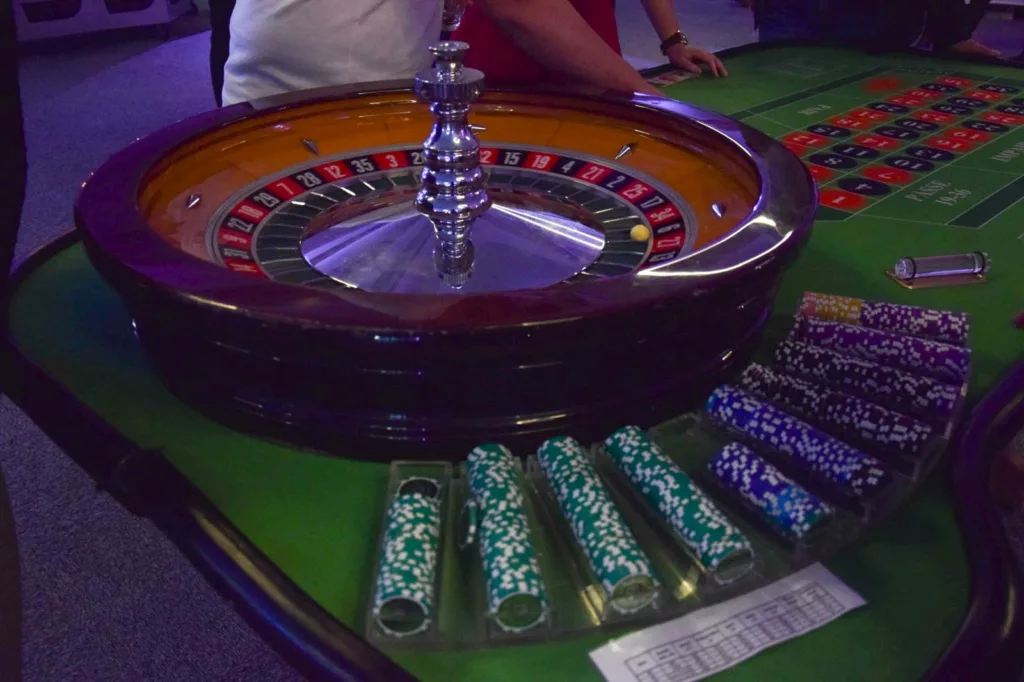 Roulette de casino et piles de jetons